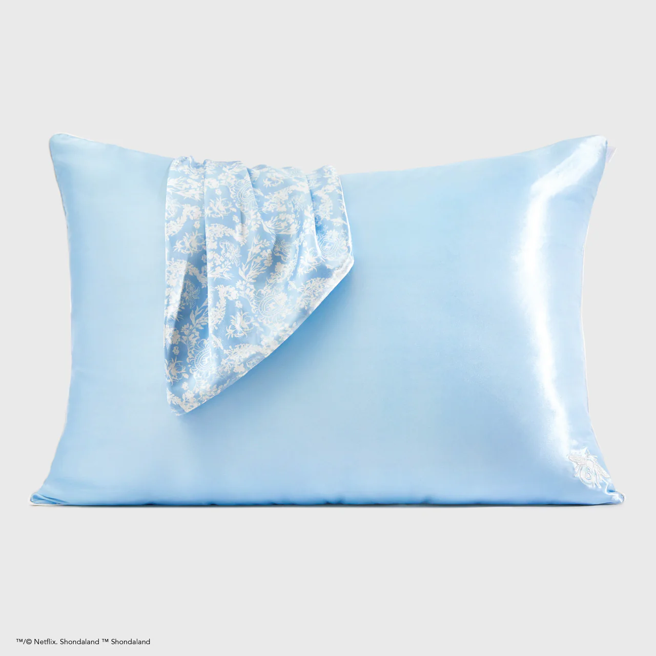 Kitsch x Bridgerton Satin Pillowcase in Toile De Blue – Image 2