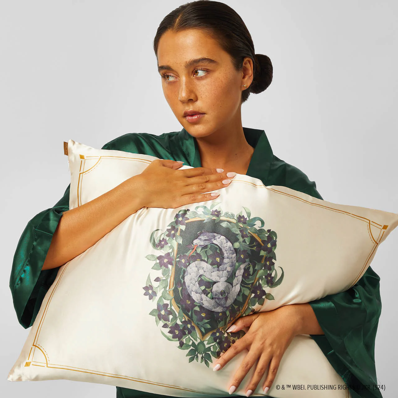 Kitsch x Harry Potter Satin Pillowcase in Slytherin – Image 5