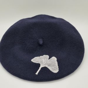 Béret bleu marine feuille ginkgo brodée