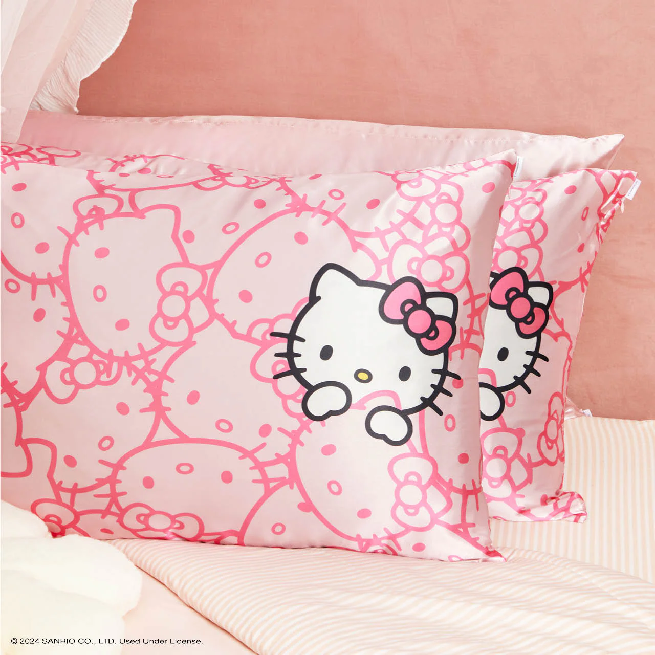 Kitsch x Hello Kitty Satin Pillowcase in Pink Hello Kitty Faces - King – Image 5