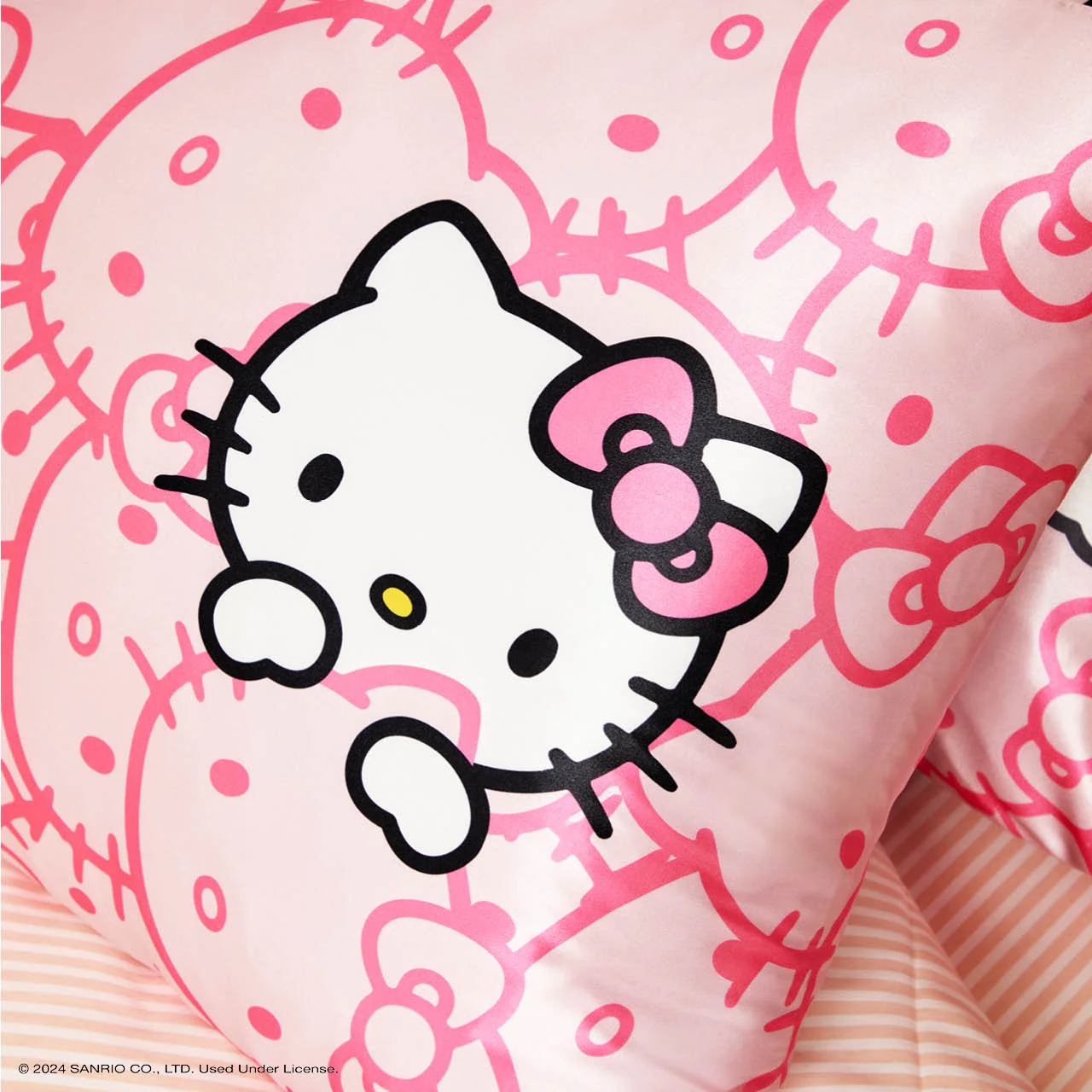 Kitsch x Hello Kitty Satin Pillowcase in Pink Hello Kitty Faces - King – Image 4