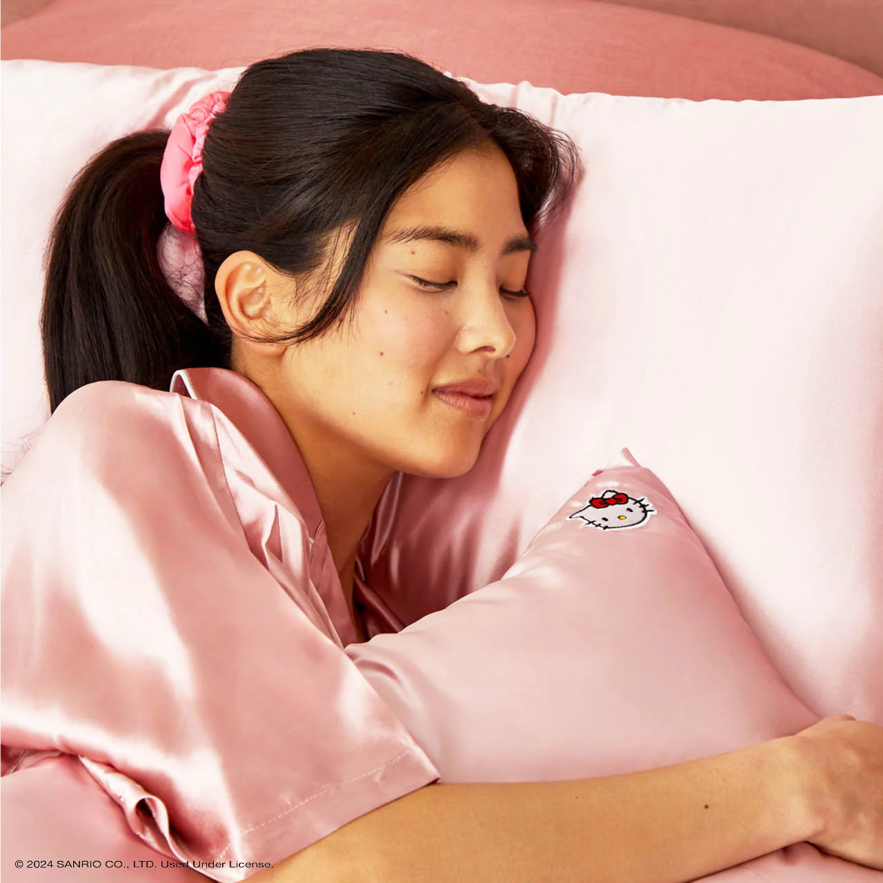 Kitsch x Hello Kitty Satin Pillowcase in Pink Hello Kitty Face – Image 5